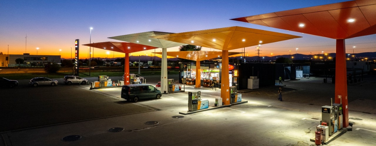Un puesto de repostaje de combustibles en una estación de servicio