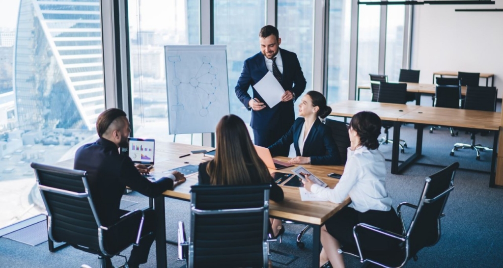 Reunión de empleados en una oficina