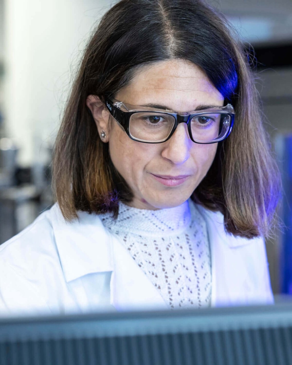 Employee at Repsol laboratory