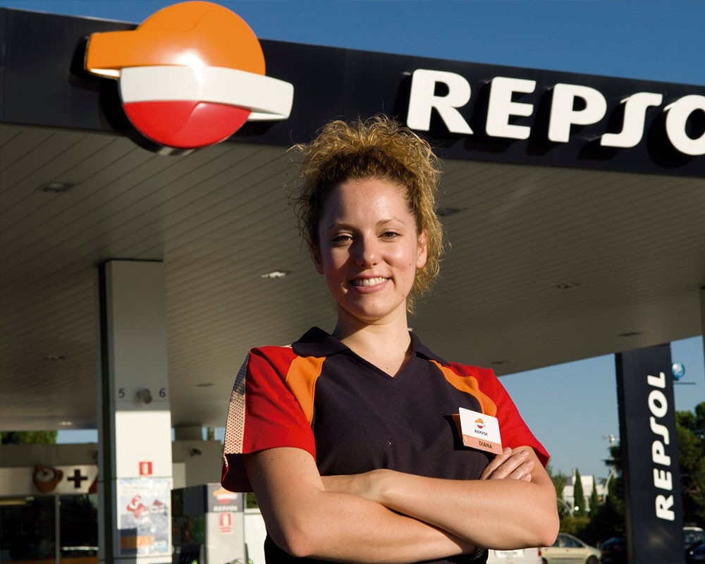 Empleada de Repsol en un surtidor