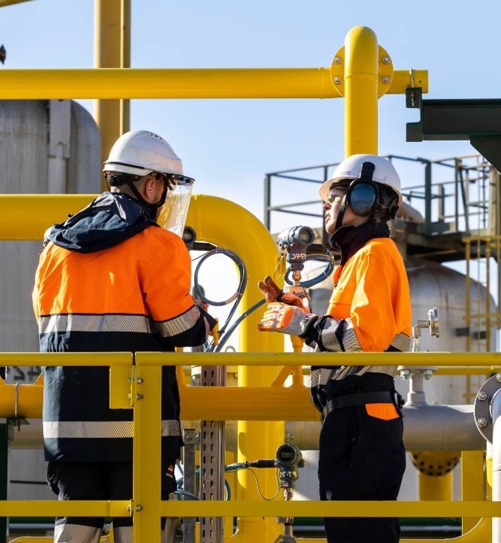 Operarios con epis en complejo industrial