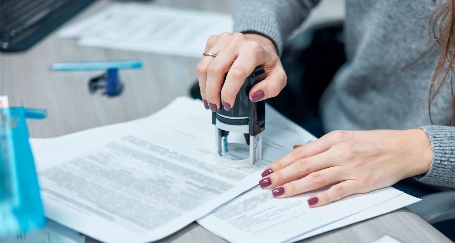 Una mujer sellando documentos